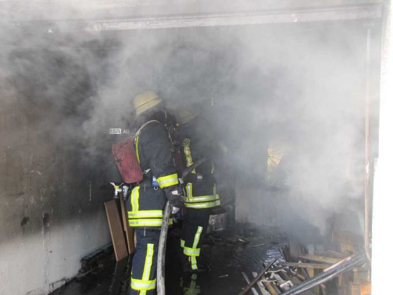 Löscharbeiten in der Garage