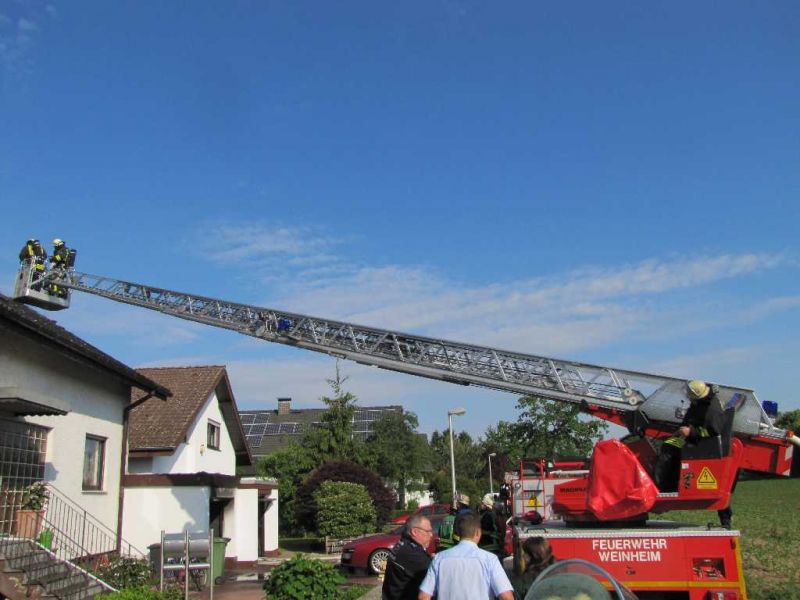 Drehleiter bei den Löscharbeiten am Dach
