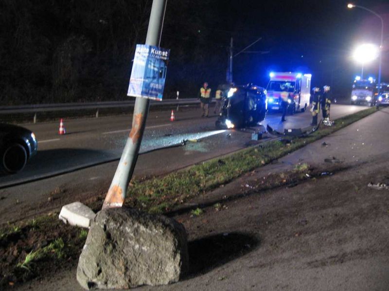 Feuerwehr Weinheim Cabrio prallt gegen Laternenmast