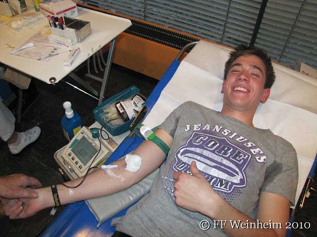 Tino Meier war Erstspender bei der Blutspende des DRK