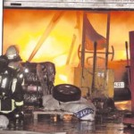 Feuerwehr löscht Werkstattbrand