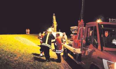 Feuerwehr leuchtet Damm der Weschnitz aus