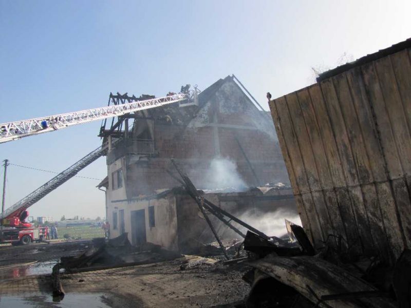 Drehleitern unterstützen beim Scheunenbrand in Heddesheim