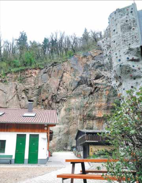 Der Kletterpark mit der Jakobswand im Hintergrund