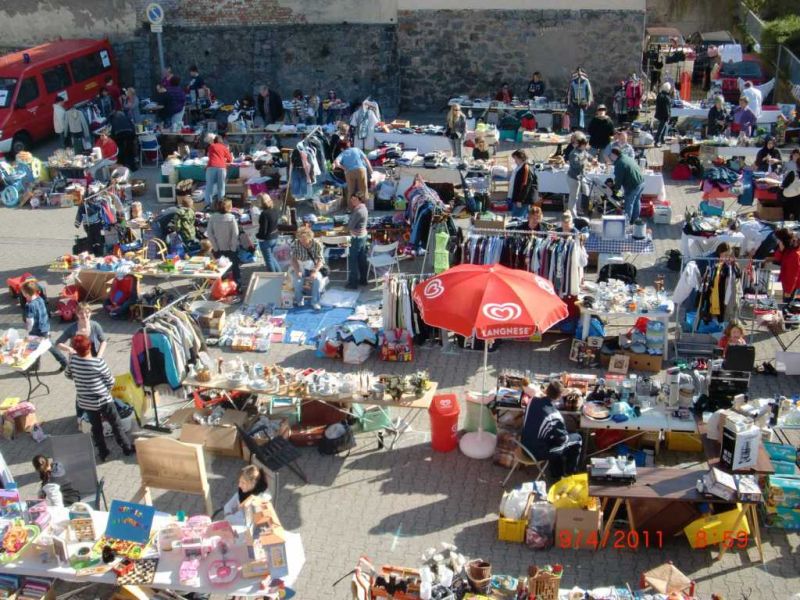Viel e Besucher beim Flohmarkt in Sulzbach