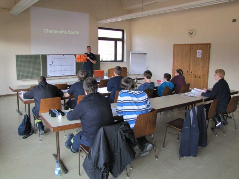 Andreas Schmitt lehrt chemische Stoffe