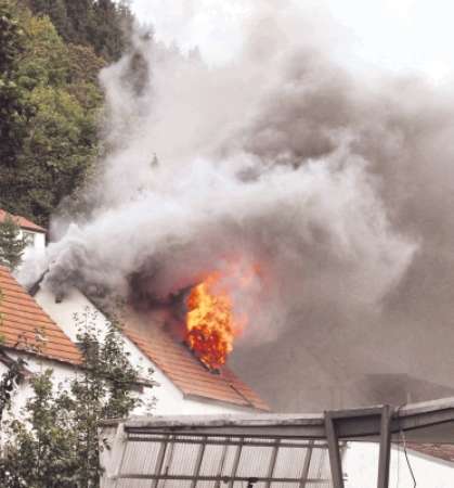 Feuer aus Dachstuhl