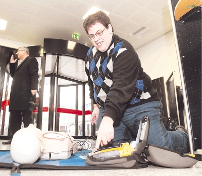 Demonstration an der Puppe: Christian Lindner von den Johannitern aus dem Kreis Bergstraße zeigte, wie das AED-Gerät angewendet wird.