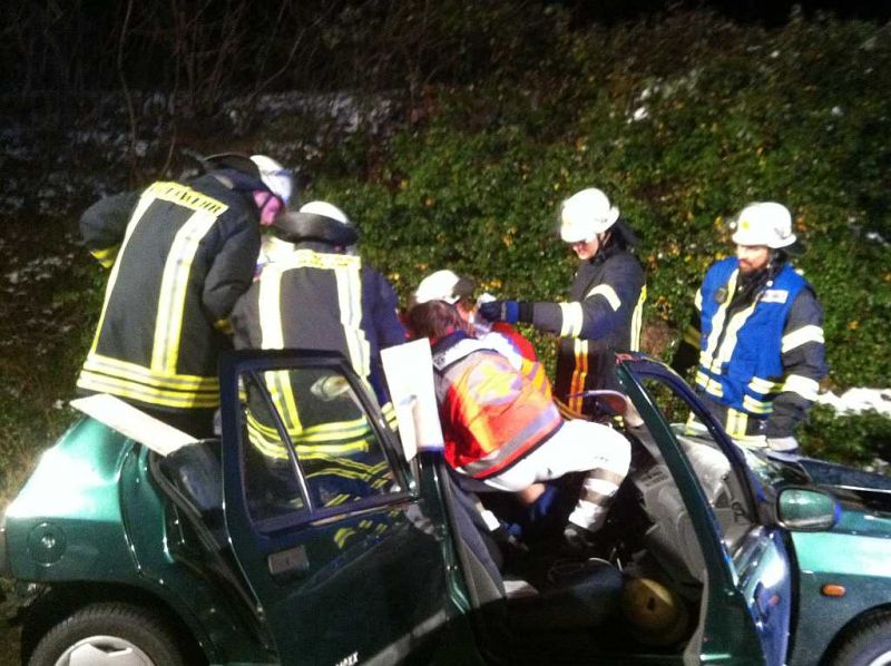 Das Dach ist ab, der Patient wird über ein Spineboard gerettet