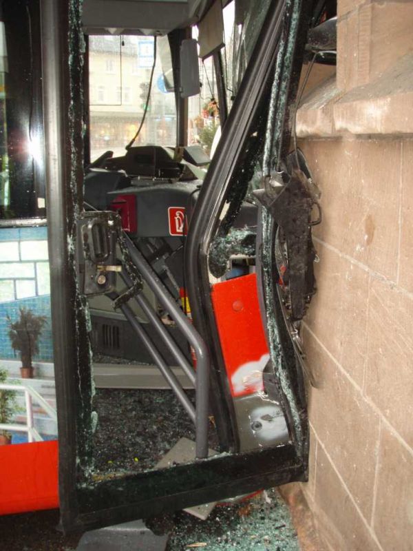 Der Bus krachte in die Hauswand