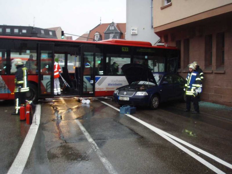 In dem Bus werden von Rettungskräften die Verletzten versorgt