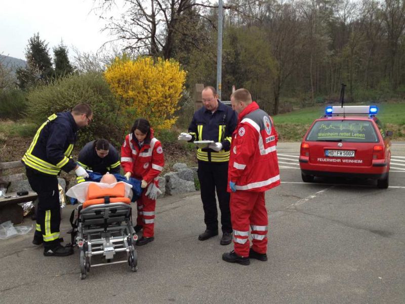 Patientenübergabe - Helfer vor Ort an Rettungsdienst