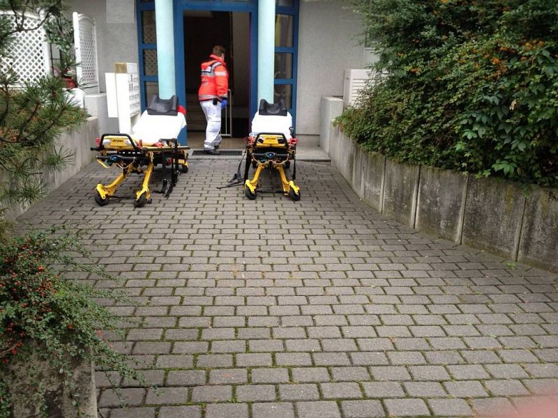 Rettungsdienst bereitet Krankentragen vor