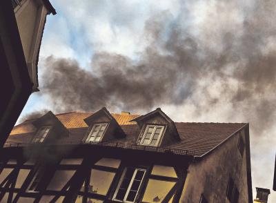 Rauch aus dem historischen Gebäude