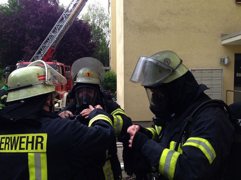 Atemschutzgeräteträger machen sich fertig