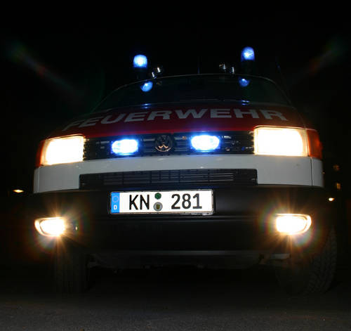 Feuerwehrfahrzeug mit Blaulicht