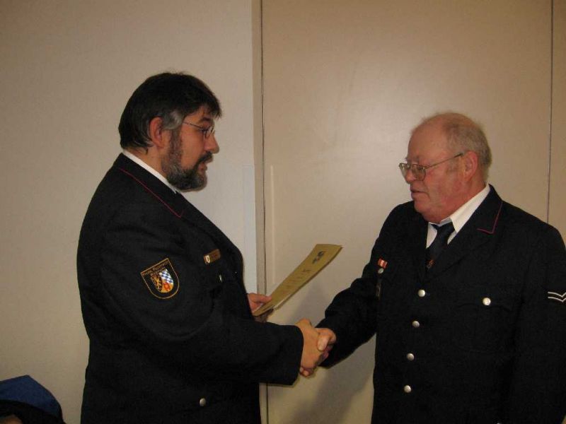 Feuerwehr Weinheim Unterkreisführer Sven Ballas dankt Hans Baumann