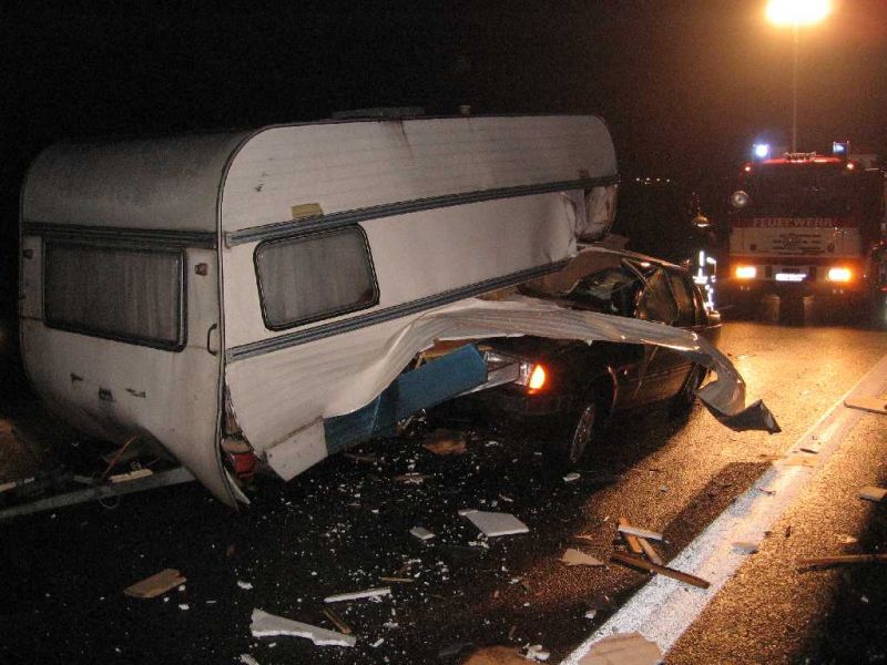 Feuerwehr Weinheim Pkw rast in Wohnwagen A5 Richtung Karlsruhe kurz hinter Anschlussstelle Hirschberg
