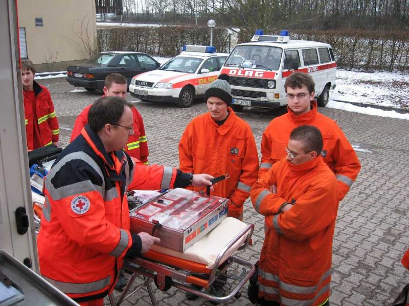 Feuerwehr Weinheim Beginn der Grundausbildung in Kooperation mit DLRG und DRK