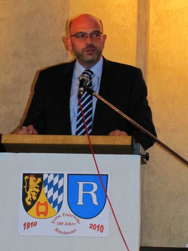 Oberbürgermeister Heiner Bernhard gratuliert der Jubelwehr