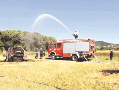 Strohpresse und Flächenbrand Waidallee
