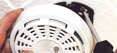 Rauchmelder sind leicht zu installieren und können Leben retten. Bild: SV