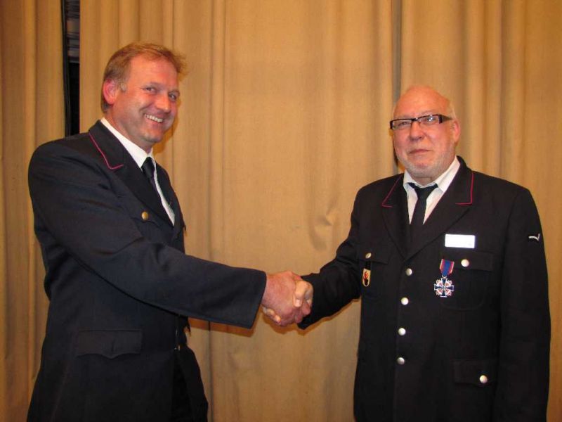 Landesjugendleiter Thomas Häfele würdigt die Leistungen von Brandmeister Uwe Seehaus