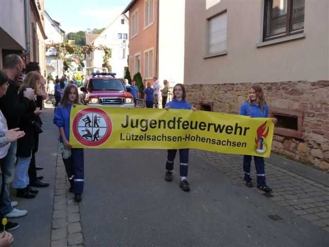 Jugendfeuerwehr beteiligt sich am Winzerfestumzug