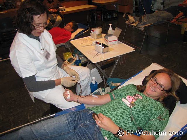 Claudia Neumann mit ihrer Mutter Christel Neumann im Hintergrund bei der Blutspende