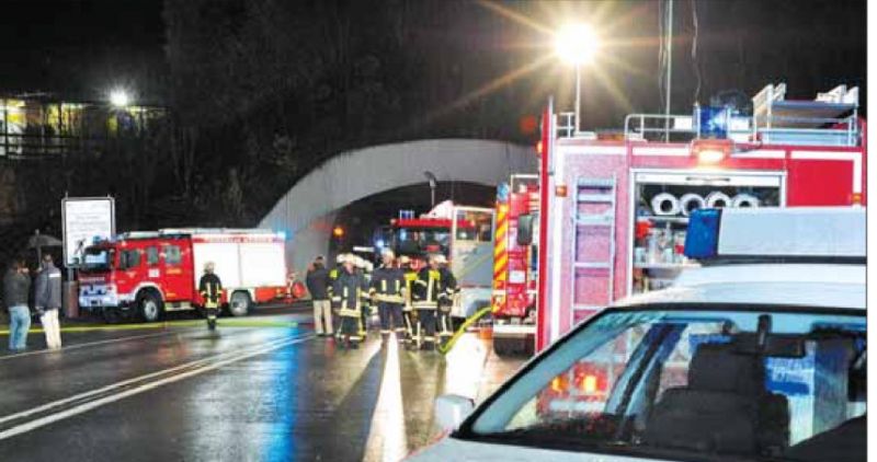 Einsatzkräfte vor dem Ostportal des Saukopftunnels