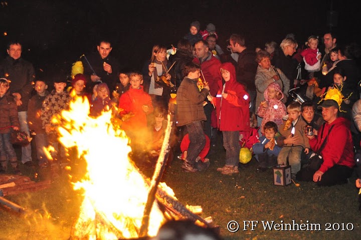 Feuerwehr sichert Martinszüge