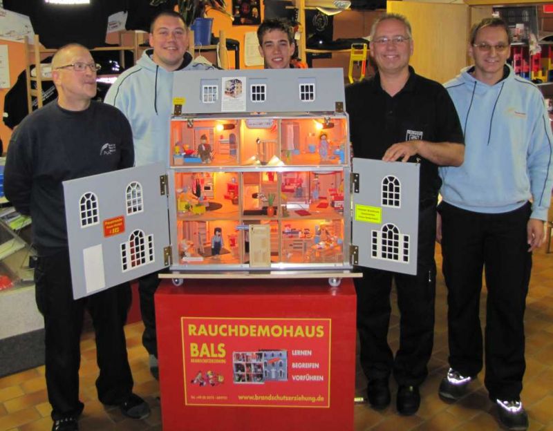 Feuerwehr Weinheim stellt Rauchdemohaus in Dienst