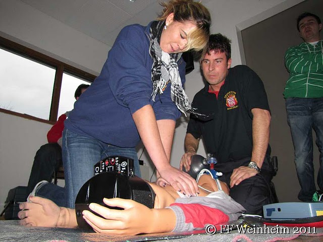Melanie Werle und Thomas Albers von der Feuerwehr Birkenau beim Reanimationstraining
