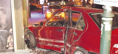 Auto rast in Bäckerei in der Bahnhofstraße