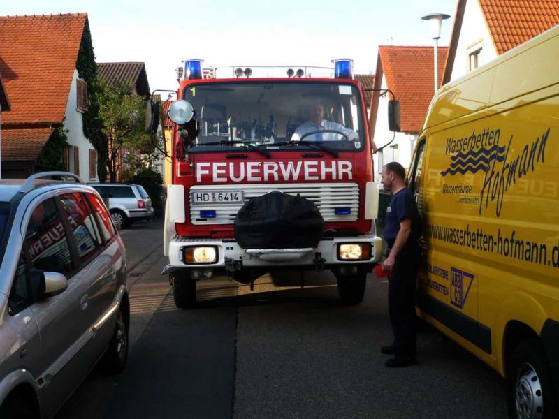 Heiner Bernhard versucht sich durch enge Straßen