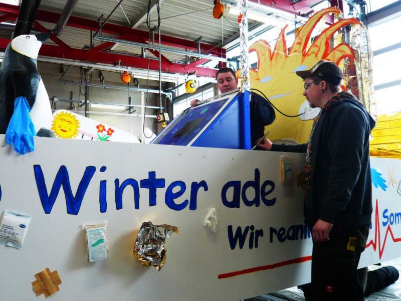 Feuerwehrsanitäter nehmen mit Motivwagen am Sommertagszug teil