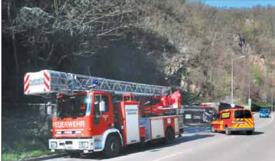 Drehleiter derFeuerwehr Weinheim in Bereitschaft