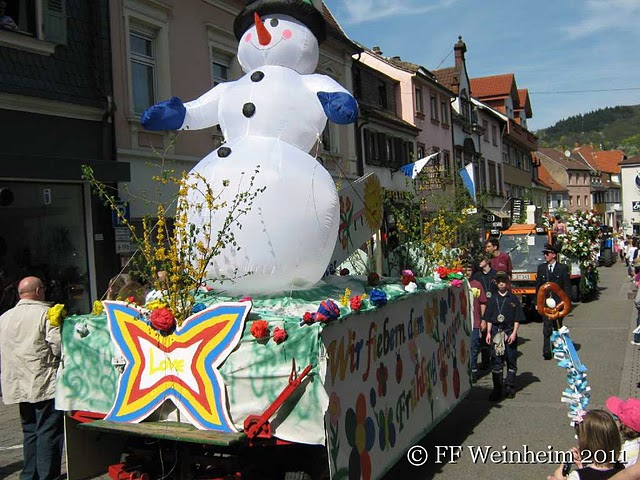 Jugendfeuerwehr mit Motivwagen beim Sommertagszug