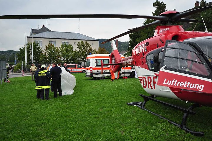Person unter Zug am Weinheimer Bahnhof