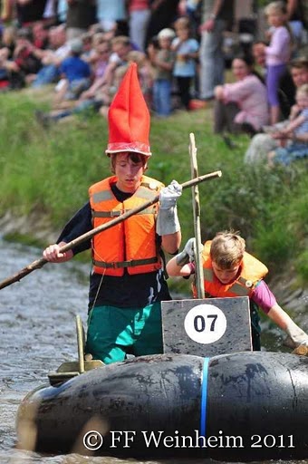 Gaudifloßfahrt mit geplatzem Reifen