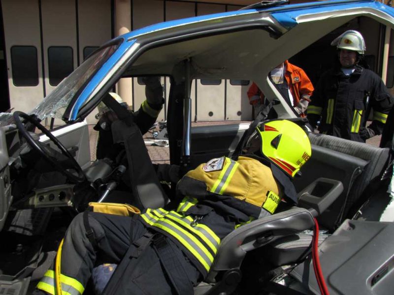 Andreas Geyer erklärt praxisnah die Rettungsmaßnahmen