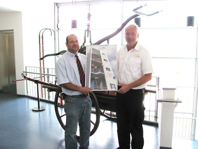 DLRG übergibt Erinnerungsbild an Feuerwehr