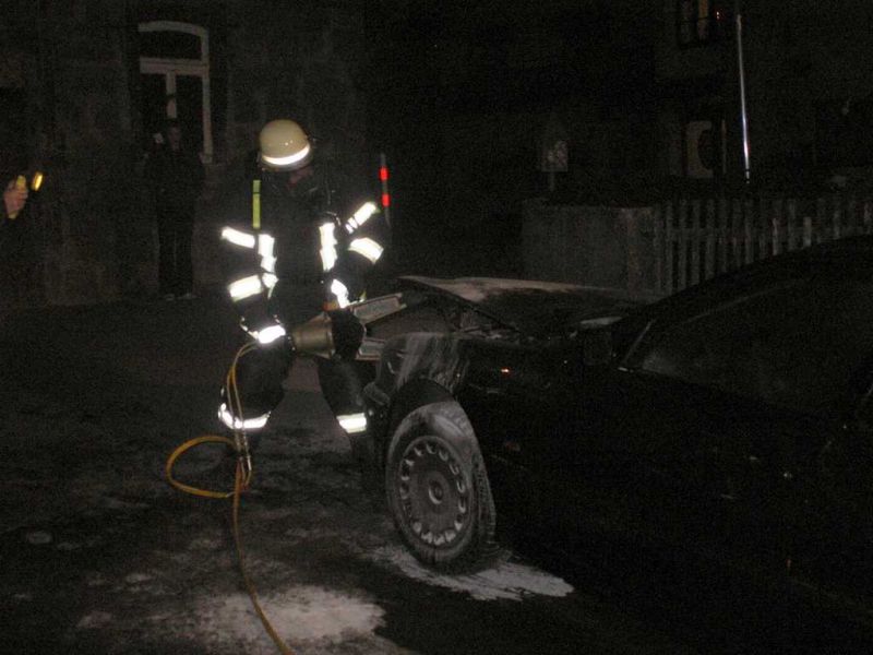Feuerwehrmann öffnet Motorhaube