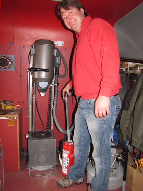 Thomas Hoffert bei der Feuerlöscherprüfung