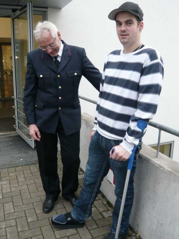 Stadtbrandmeister Reinhold Albrecht überbringt Christopher Quintel Genesungswünsche