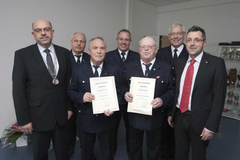 Oberbürgermeister zeichnet Feuerwehrmänner mit Ehrennadel der Stadt aus