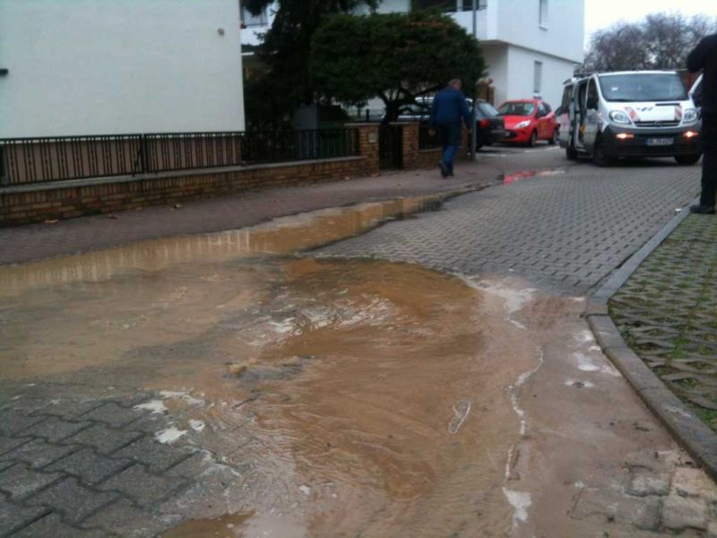 Wasserrohrbruch im Zedernweg