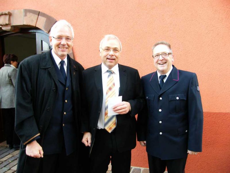 Reinhold Albrecht und Wolfgang Eberle gratulieren Tomas Knapp zum Jubiläum