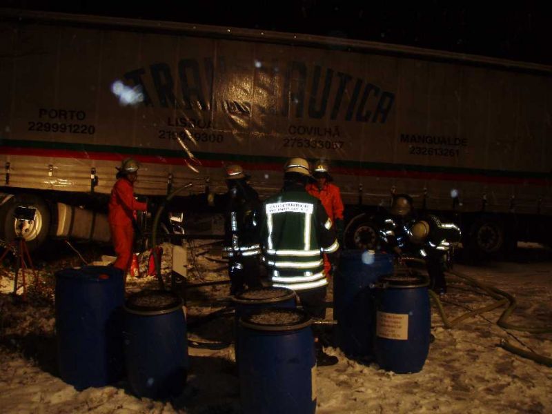 LKW rutscht auf der A5 in Graben