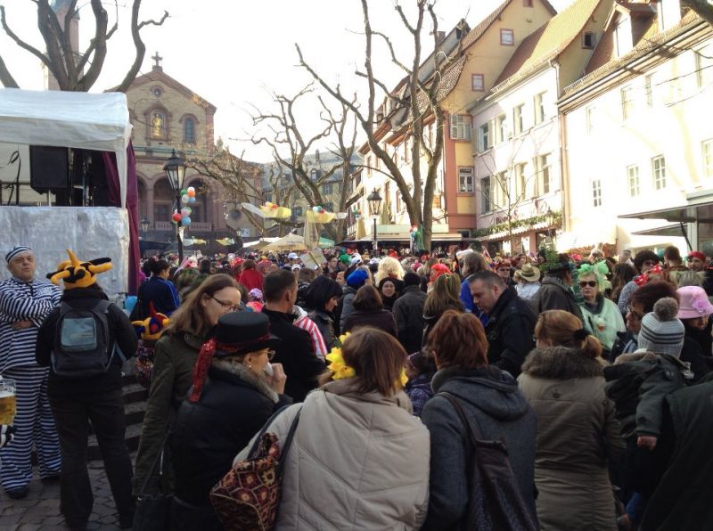 Straßenfasching auf dem Weinheimer Marktplatz